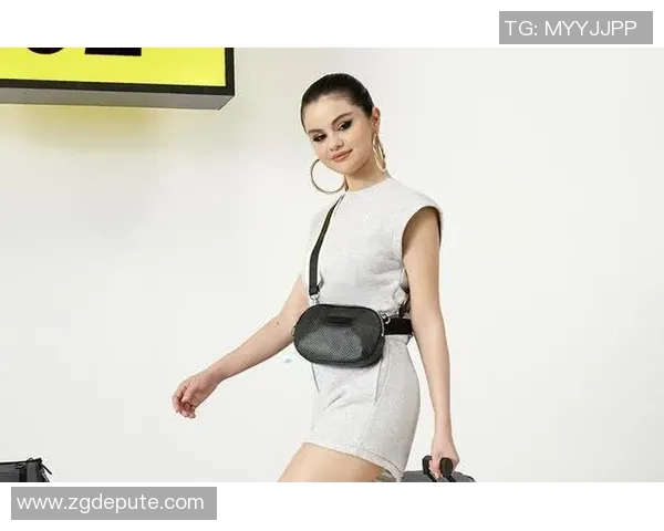 足球明星化身美妆达人展现魅力风采的时尚大片欣赏