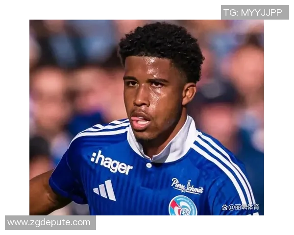 足球明星是否会在比赛中穿纸尿裤的真相揭秘与背后原因分析